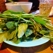 フォーを頼むと野菜もついてきます　お好みで麺の中へ