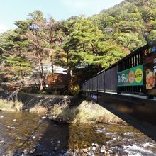 ロープウェイ乗り場からお土産物屋さんを通ったところにあります