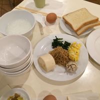 朝食は人数分無料でした。簡単ですが十分です。