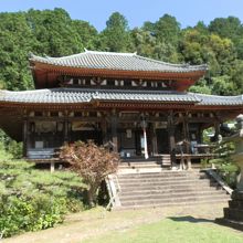 ちょっと斜めから本堂を撮りました。