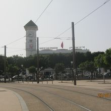 時計塔のある建物が駅舎です。