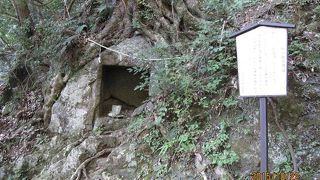 洞に近づいて心を鎮め耳をすませると遠い潮騒が聞こえるといわれています。