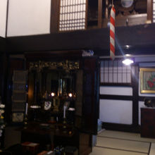 居住部分の神棚と仏壇。普通に生活されています。