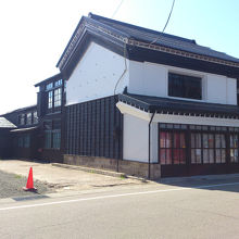 奥行きの長い蔵が増田町の特徴。こちらも凄い長さの蔵です。