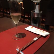 お持ち帰り可能なお箸と手ぬぐい地のテーブルナプキン