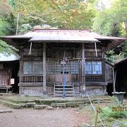 大山寺の手前にある、周囲の自然に溶け込んた古びた三つの建物です。