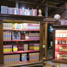 本棚に並ぶのはお茶のパッケージ