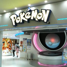 巨大なポケモン人形が並んでいます。