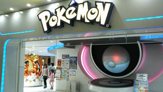 巨大なポケモン人形がハロウィン風でした