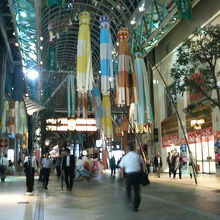 最終日の夜は飾りが次々と片づけられていきました。