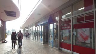 アウトレットの通り道