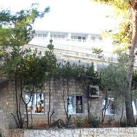 道路沿いにも客室あり。左端は食堂からの出入口階段。