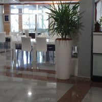 食堂(屋内側）。朝食、夕食ともバイキングだが品数は少なかった