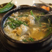 ニラをどけるとカキが顔を出しました。