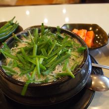 運ばれてきたときはニラが覆っていました。