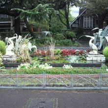 ペリカンの噴水には、一対のペリカンがいて、噴水となっています