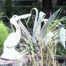 北側のペリカンが、口から噴水として水を出しています。