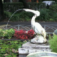 南側のペリカンも、噴水として、口から水を出しています。