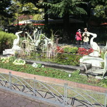 第一花壇のペリカンの噴水は、花壇とともに広く親しまれています