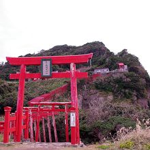 日本海に聳える鳥居の様子です。