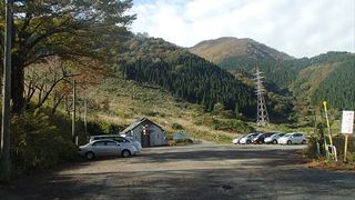 この山、百名山の一つで、有名な山です。但し、登山口は、いくつか有りますが、その中でも勝山口がポピュラーですね。