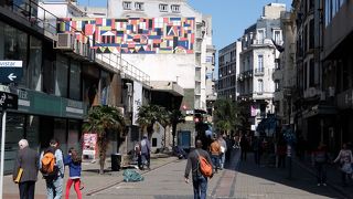 週末や夜間は閑散としています。