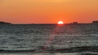 突先のスコトン岬の向こうに見えるのが海馬島です。