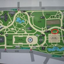 ルーパロマーナの像は、日比谷公園の第一花壇の北側にあります。