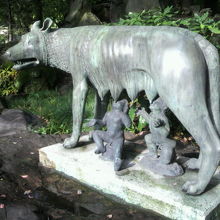 赤子であった王子兄弟を川から助け、乳を与えているメス狼です。