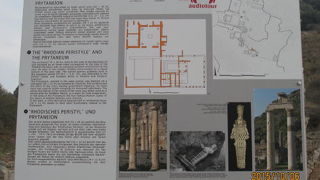 市役所の立派な建物の遺跡です。