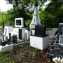 墓地の一画にある戦没者慰霊碑群。