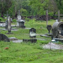 墓地内には、戦闘機のプロペラを墓碑として使っている墓所も。