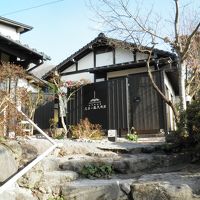 奥にある温泉入口の階段