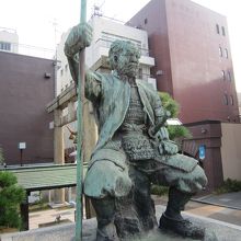 柴田勝家銅像と柴田神社の鳥居