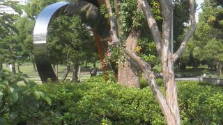 港の公園内のオブジェ