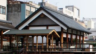 勝家とお市の方が自刃した地に建つ神社