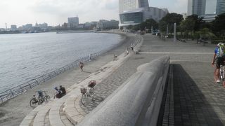 港に面した会議場