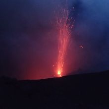 夜の噴火は、神秘的で、大迫力。