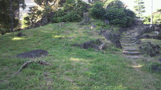 日比谷公園の北東部の角にに、小高い三笠山という丘があります。