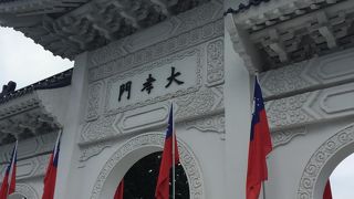 午後のひとときに囲碁をうつおじいちゃん達が微笑ましい