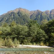 上高地から見ることができる山は穂高、焼岳以外に六百山も素晴らしいです