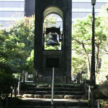 日比谷公園の北側にある自由の鐘は、階段を登った場所にあります