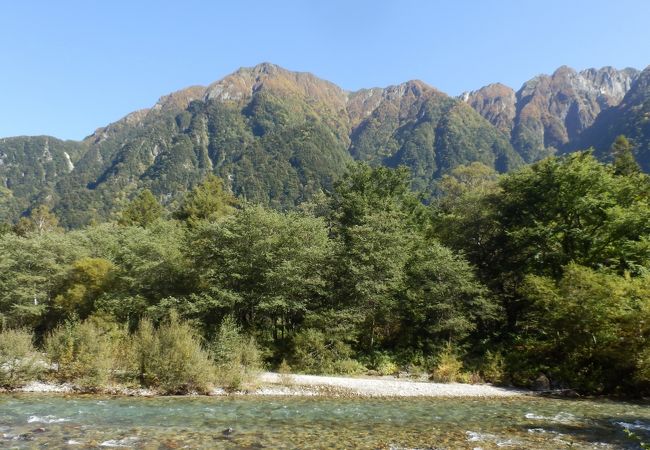 上高地から見ることができる山は穂高、焼岳以外に六百山も素晴らしいです