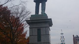 大通公園にホーレス・ケプロン像と並んで建っている銅像です。