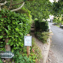 Post Knot通りにはフットパスの表示が出ています