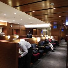 ラウンジ内部