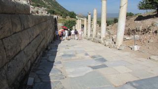 ケルルス図書館から上へ延びる道