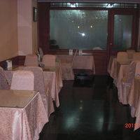 フロントのつづきにある小さな食堂エリア。朝食付きなのでお得で