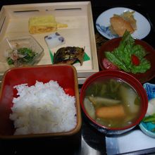 朝食、夕食と違って満足、ただご飯のお代りのおひつがなく物足り