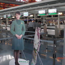 羽田国際線・ＫカウンターでＦＡさんが迎えてくれます